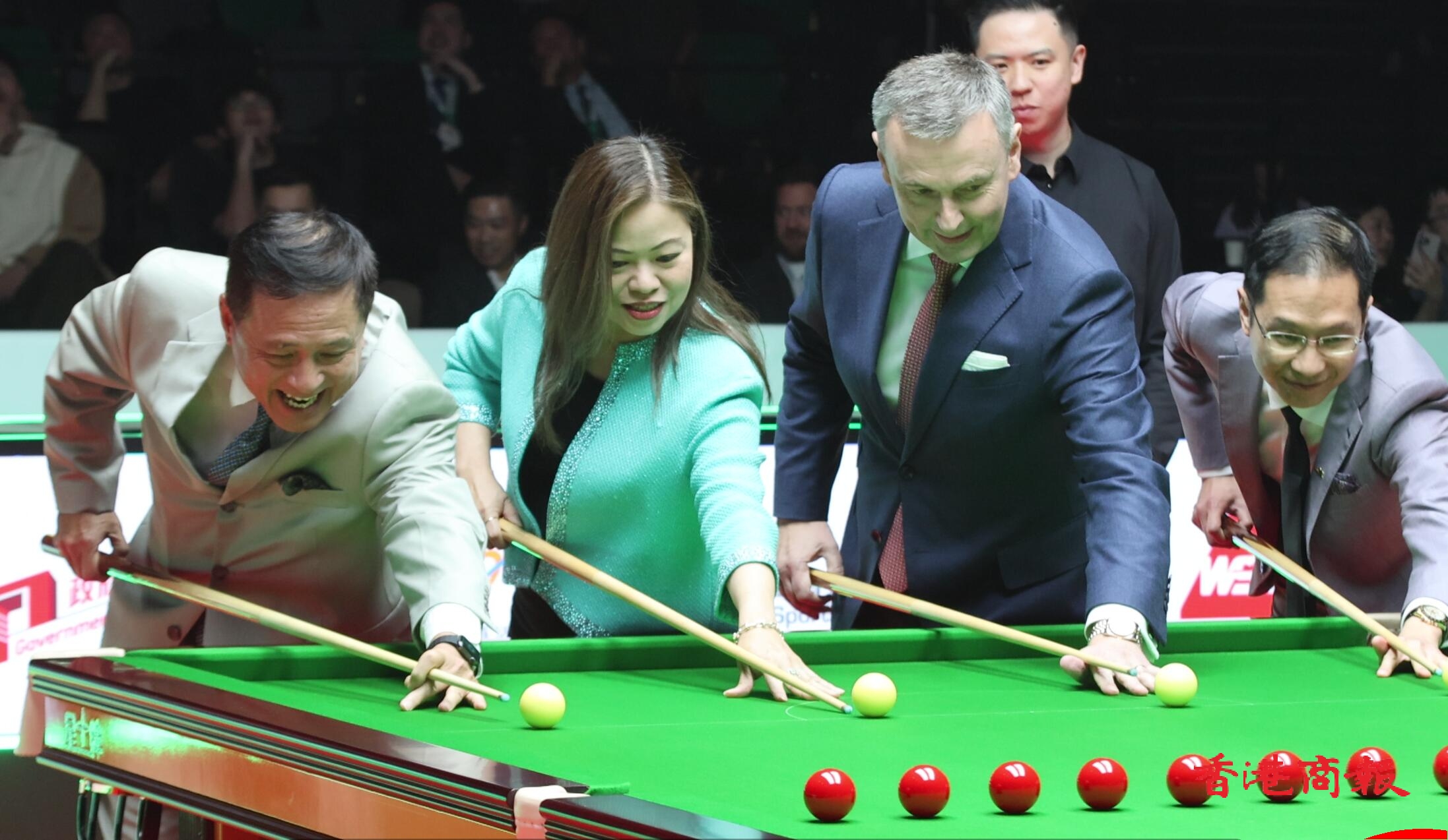 有片丨主持開球禮 文體旅局局長羅淑佩即場篤波