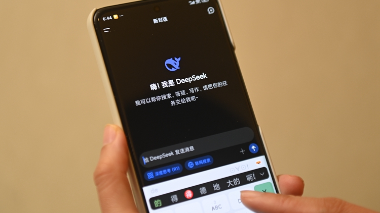政府工作報告：支持大模型廣泛應用 大力發展新能源汽車機器人等智能製造裝備