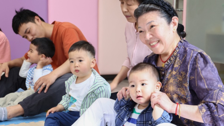 政府工作報告：制定促進生育政策 發放育兒補貼