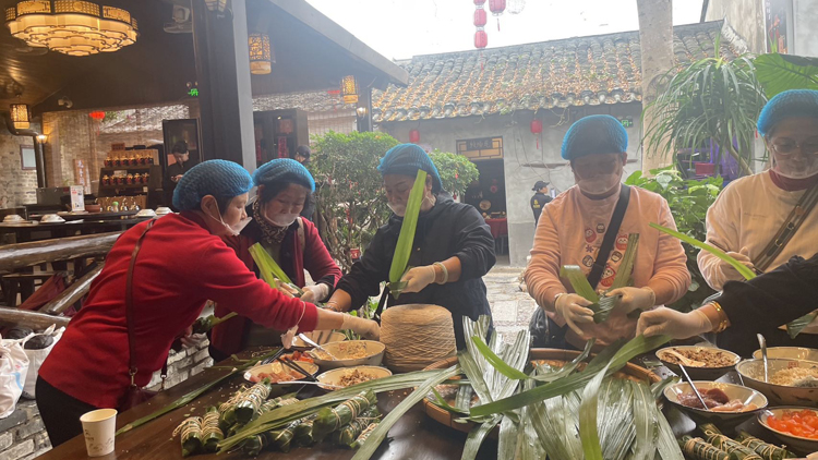 海膽粽裏綻芳華 非遺薪火繫同心 深圳大鵬港澳台僑女同胞共慶三八婦女節