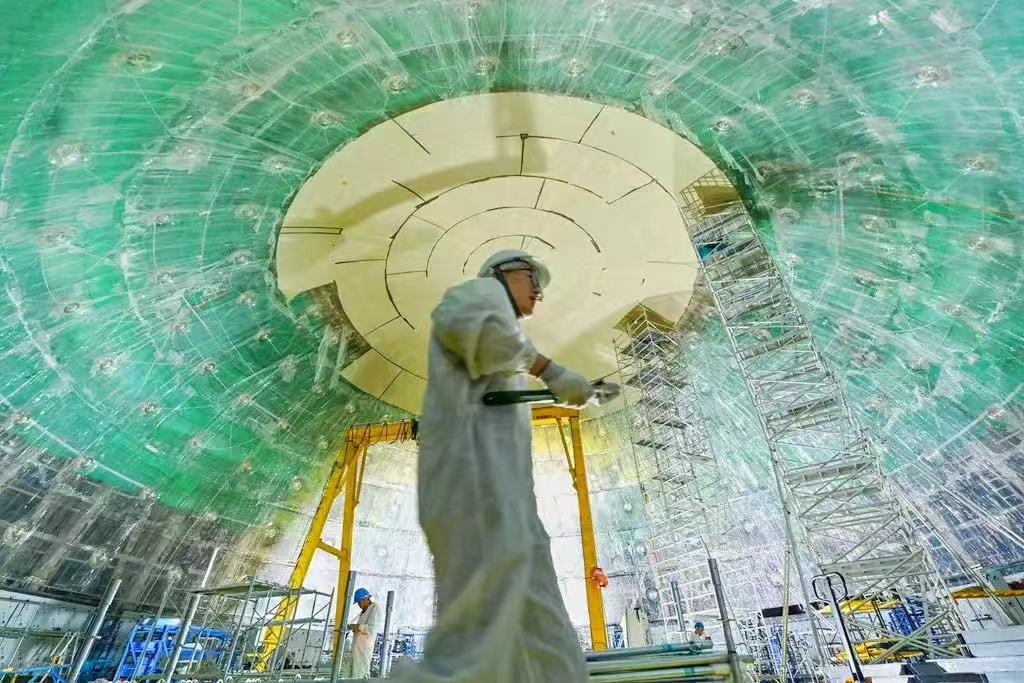 世界最大單體有機玻璃球在江蘇泰州建成