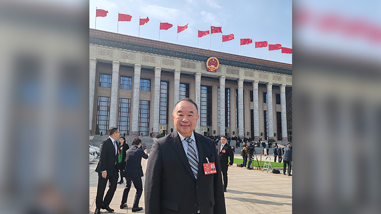 余鵬春：政府工作報告直面問題和挑戰