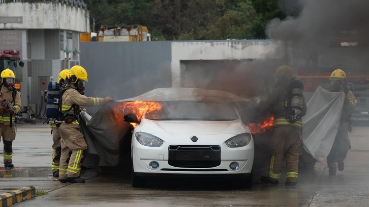 消防處引入撲滅電動車火工具 籲司機切勿自行撲火