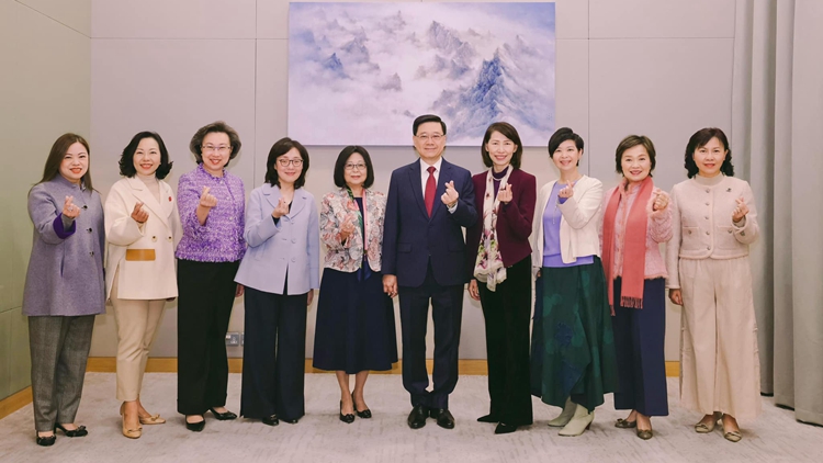 三八婦女節李家超曬與太太及8名女高官合照 感謝她們竭誠為香港服務