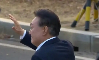 尹錫悅從拘留所返回總統官邸 