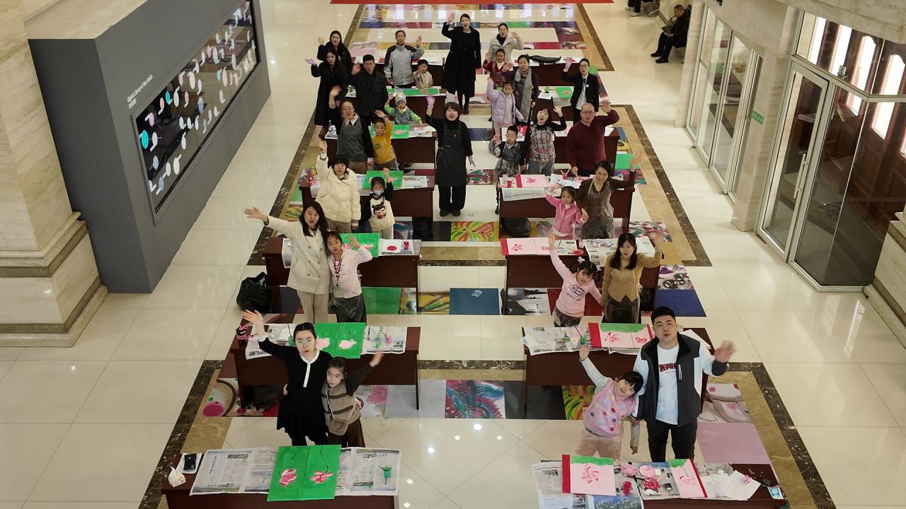 有片｜親子共繪荷花圖 哈博溫馨送祝福