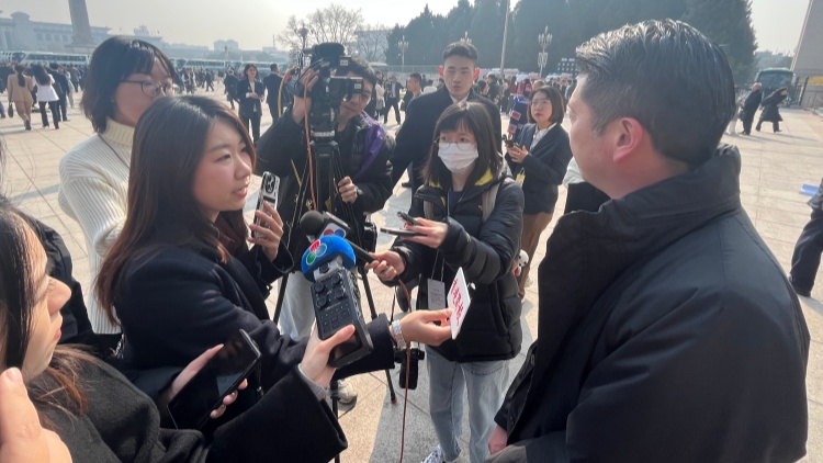 兩會觀察｜輕裝上陣的記者們，如何用「輕」工具記錄「重」時代？