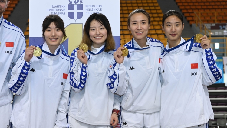 時隔14年 中國女佩再獲世界盃團體冠軍
