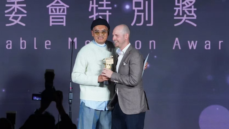 有片｜周潤發驚喜現身香港電影導演會頒獎禮 頒發「執委會特別獎」