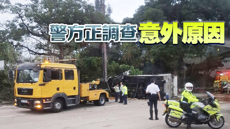 香港仔隧道黃竹坑出口貨車翻側 司機受傷送院