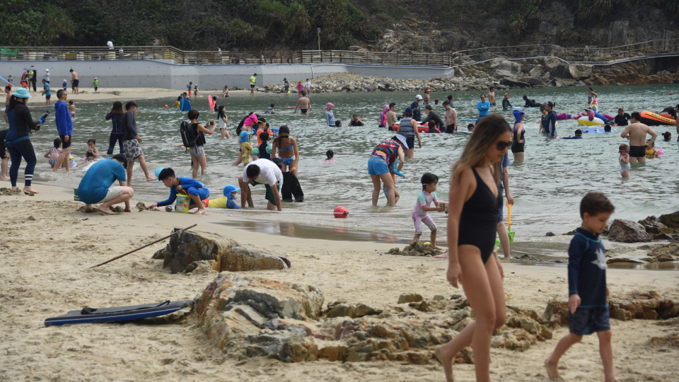康文署：由於大浪關係 赤柱正灘泳灘懸掛紅旗