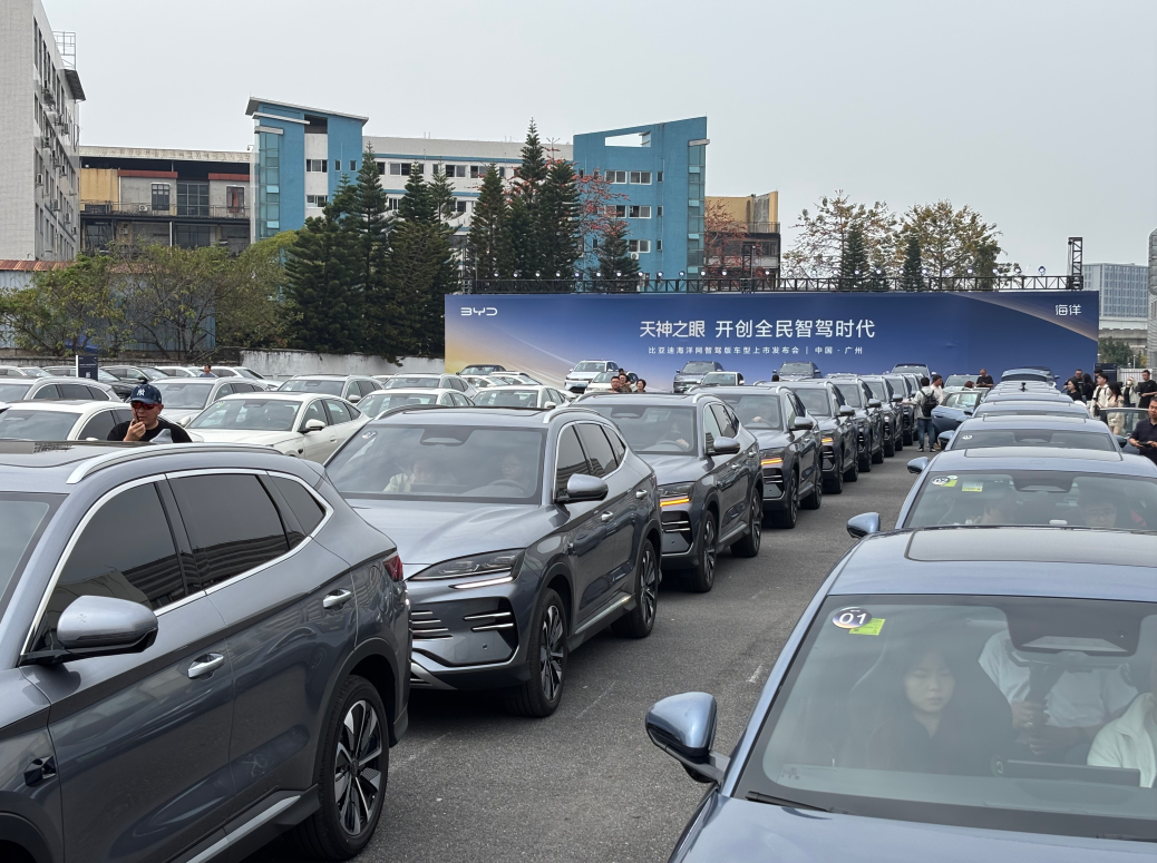 可讓新手秒變老司機，記者試駕體驗比亞迪智駕版車型