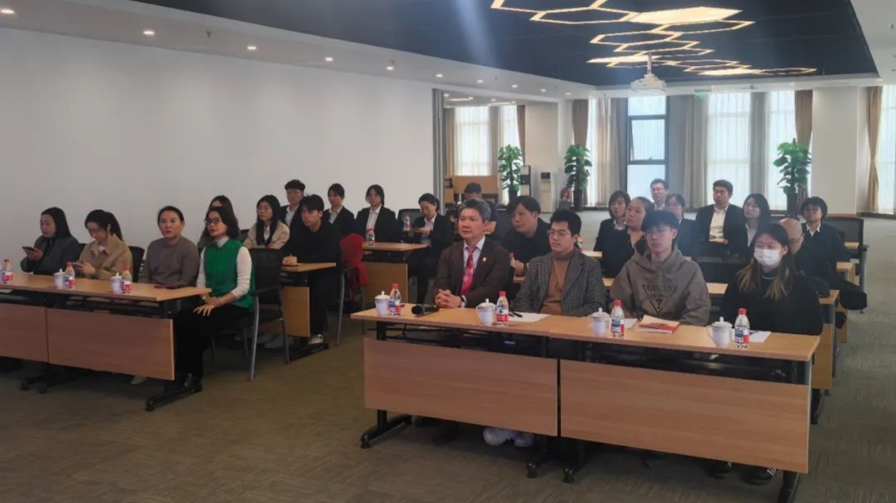 天津市香港商會組織會員及在津港生學習兩會精神