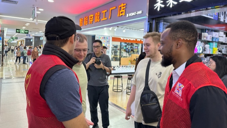 有片 | 「外國人服務外國人」成中國電子第一街新景象 深圳華強北日均接待海外集採客商超7000人次