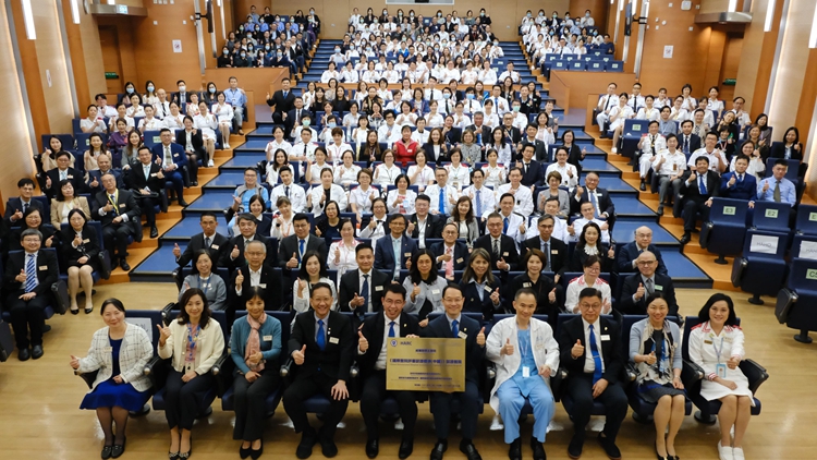 威院通過中國國際醫院評審認證標準 盧寵茂與深圳官員見證並署合作備忘錄