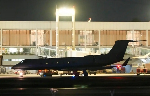 載有菲律賓前總統杜特爾特的飛機抵達荷蘭 