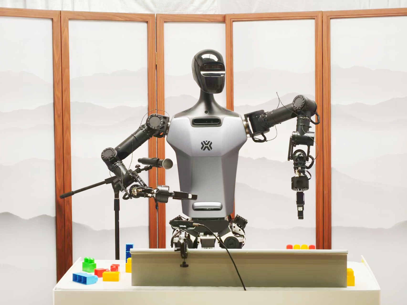 定價29.9萬  優必選攜手國家隊在京發布全尺寸科研人形機械人「天工行者」