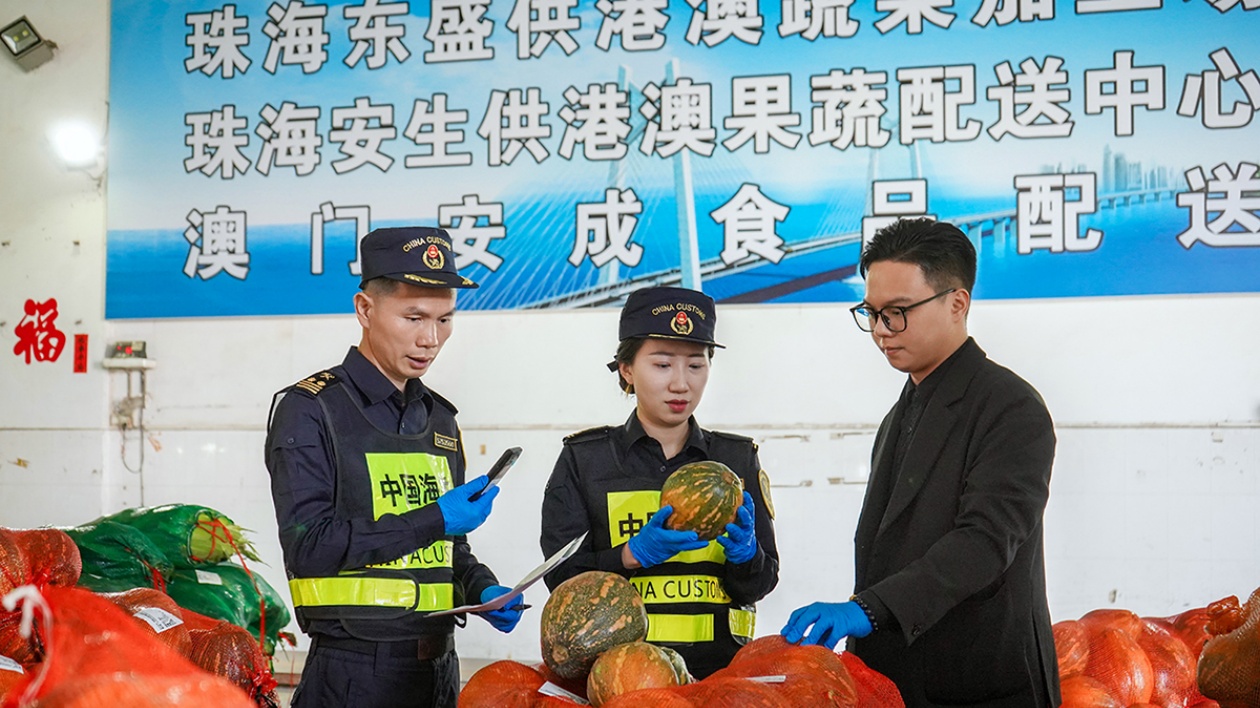 港珠澳大橋再添跨境生鮮運輸新成員  拱北海關香洲海關助力珠海企業蔬菜便捷供港