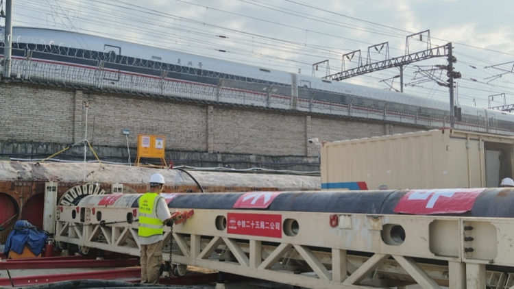 全國首例下穿高鐵區間路基管幕開始掘進