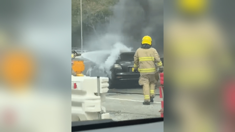 葵涌道私家車自燃 幸無人傷