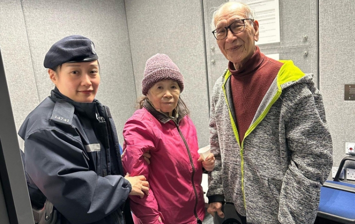 九龍灣腦退化症八旬婦迷路 東九龍衝鋒隊護送其與夫團聚