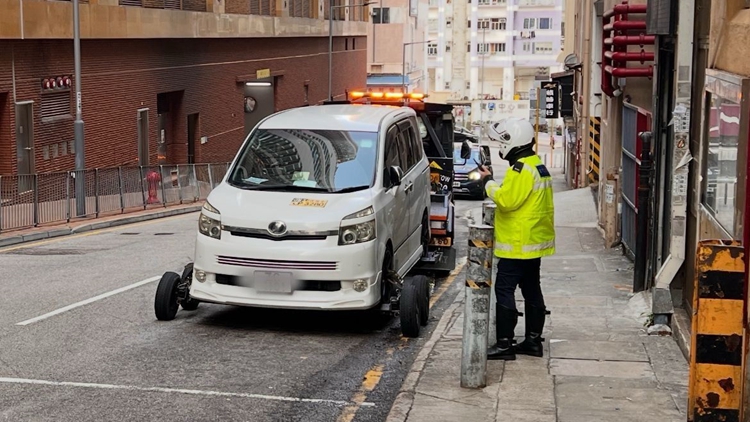 警方葵涌打擊不專注駕駕 發逾600張告票 拖走5車