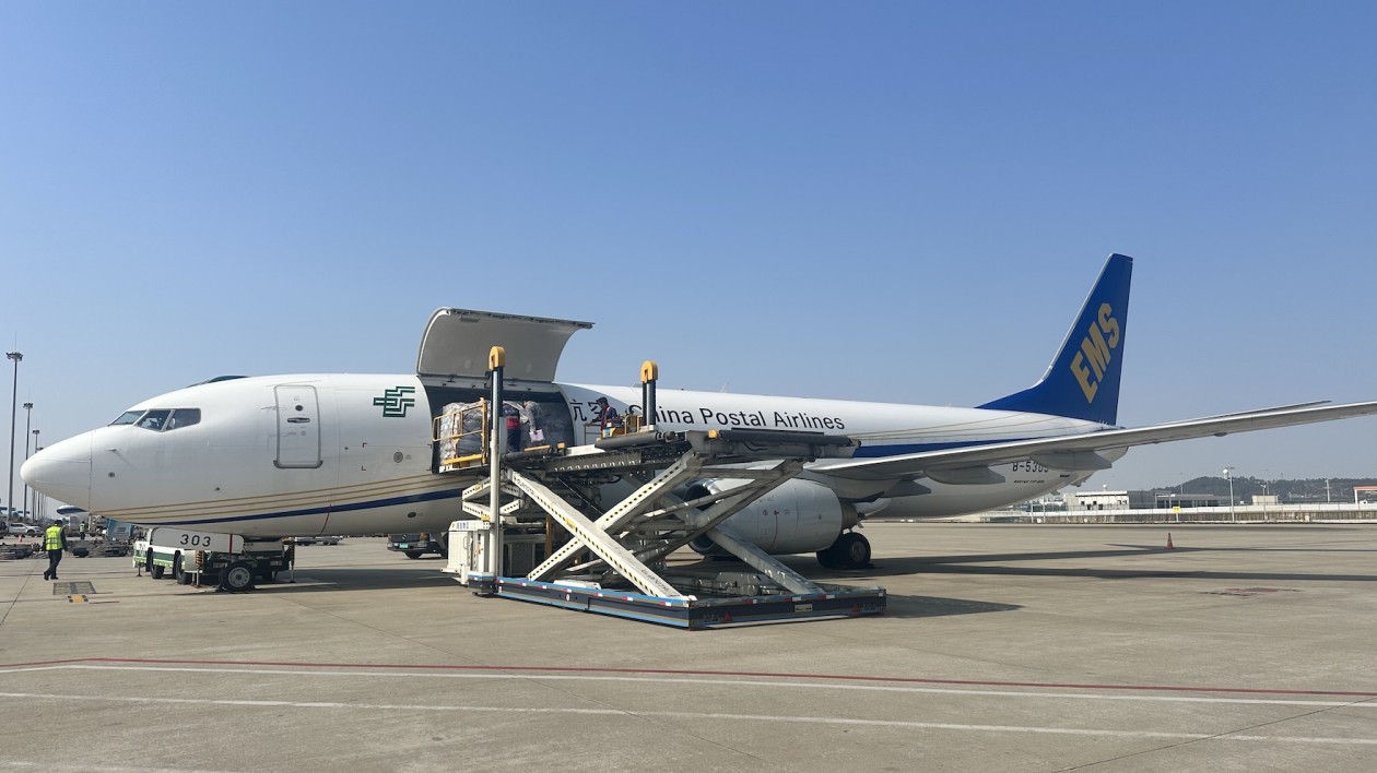 華南郵政航空國際樞紐中心在廣州白雲機場口岸正式投入使用