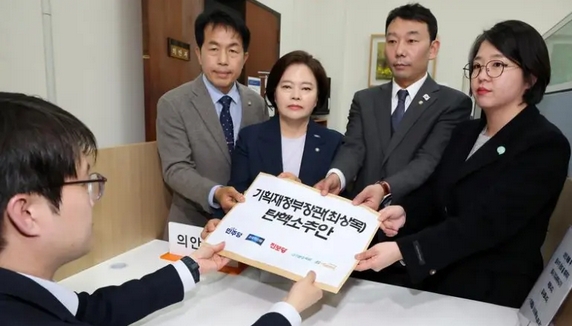 韓國在野党發起針對代總統的彈劾動議案