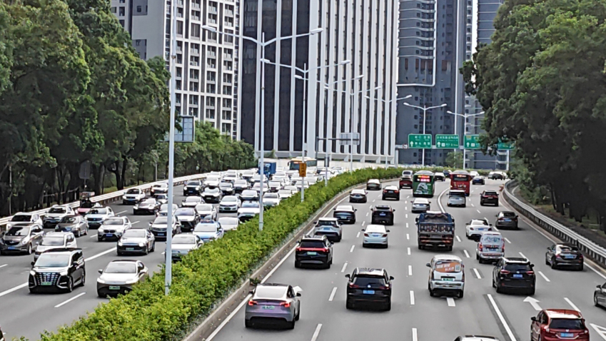 @深圳人：每日凌晨2時至5時 全市道路禁止營運客車通行