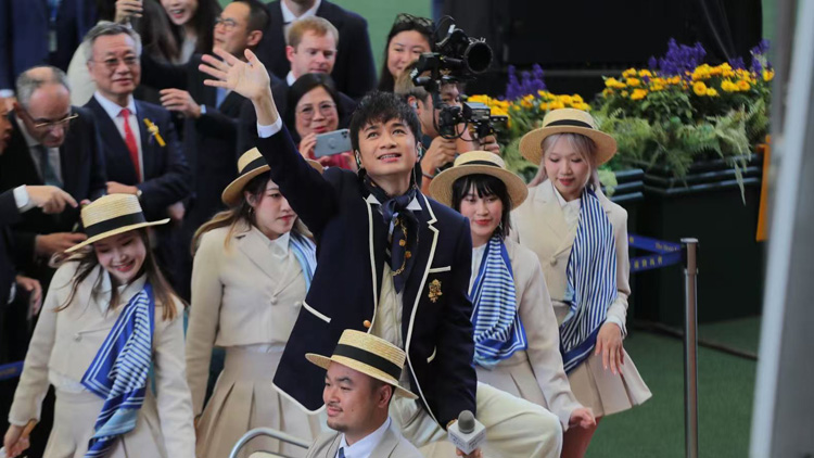 有片 | 香港打吡大賽日 古巨基馬場獻唱《友共情》等4首歌曲