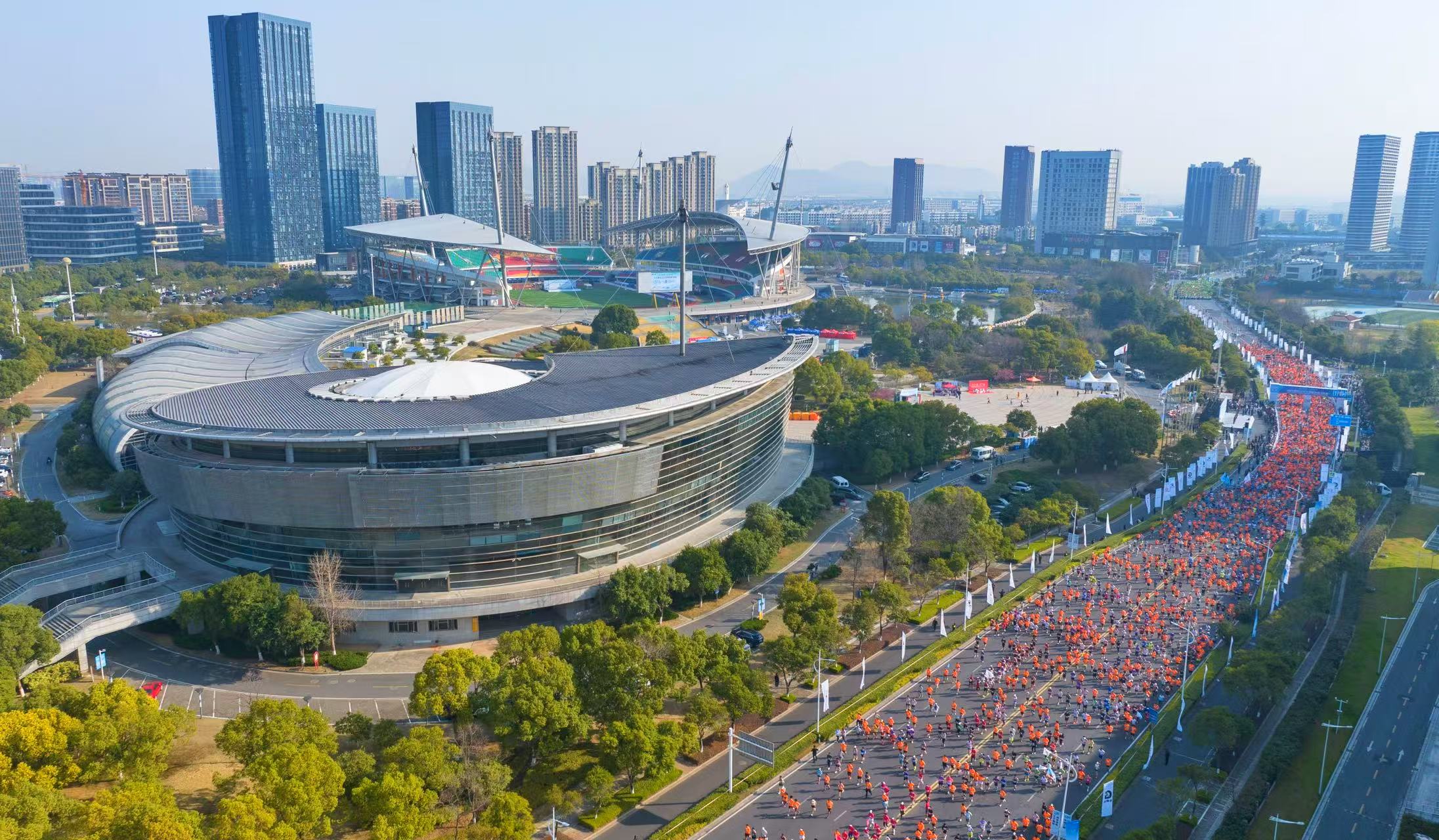 奔跑點燃春日激情 「人文經濟學」賦能城市發展 2025南京江寧大學城半程馬拉松精彩上演