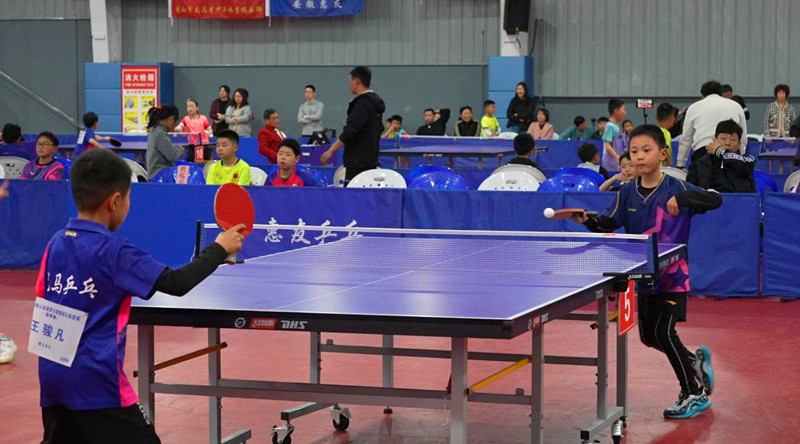 「一人參賽全家出遊」 國球少年揮拍黃山區