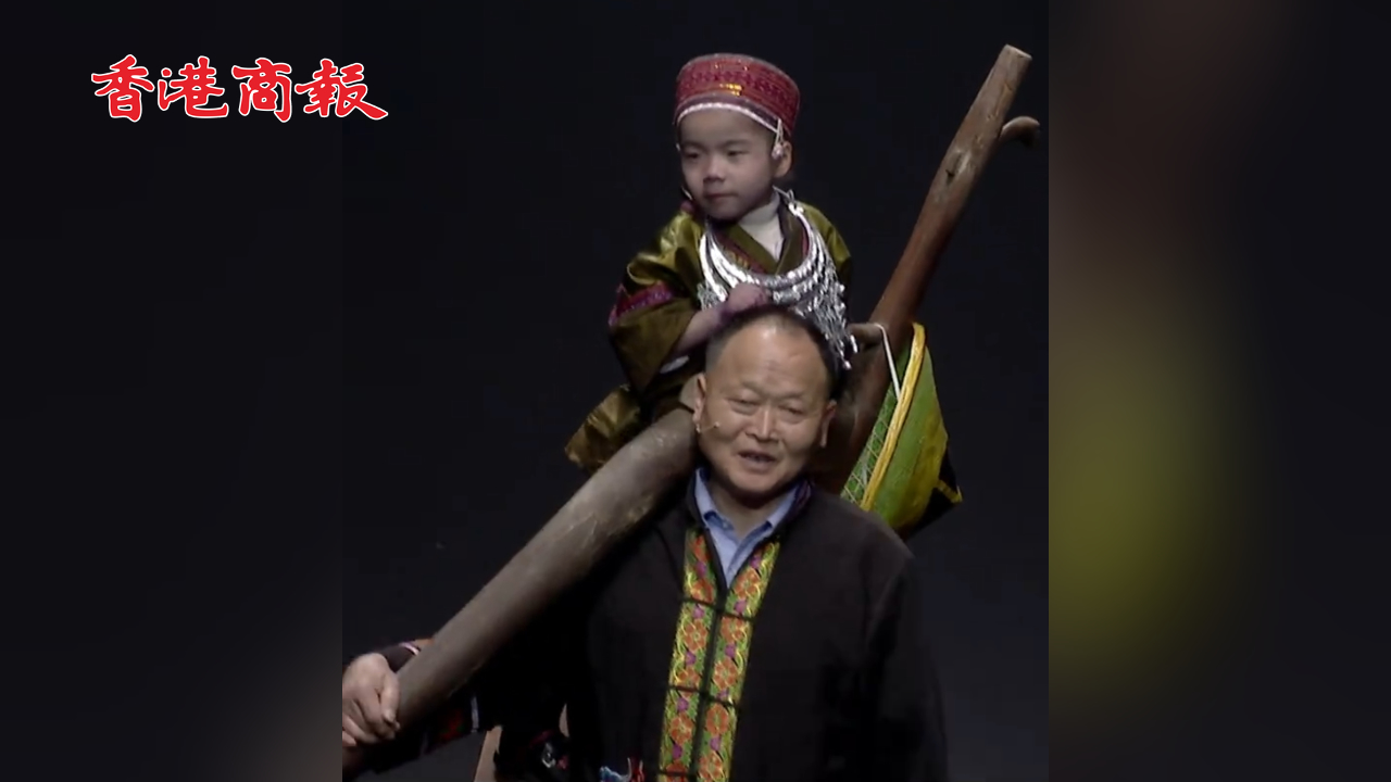 有片丨傳承的力量！苗族爺爺用農具扛着孫女走時裝周