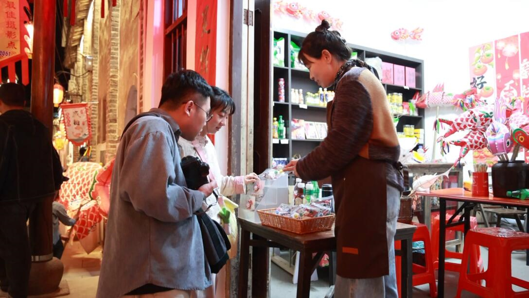 皖歙縣：春日夜遊賞魚燈 多元業態添活力