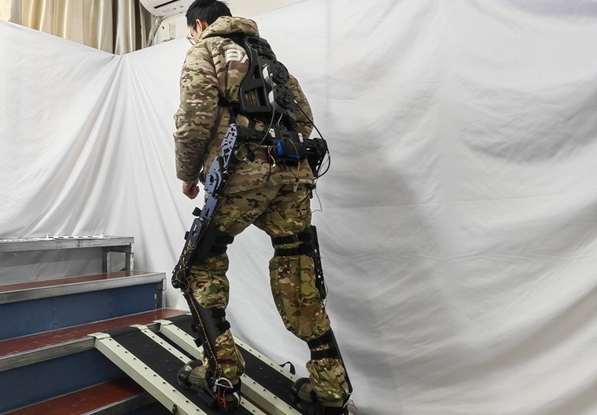 外骨骼打造「高科技遊客」 中國多景區興起智能科技熱