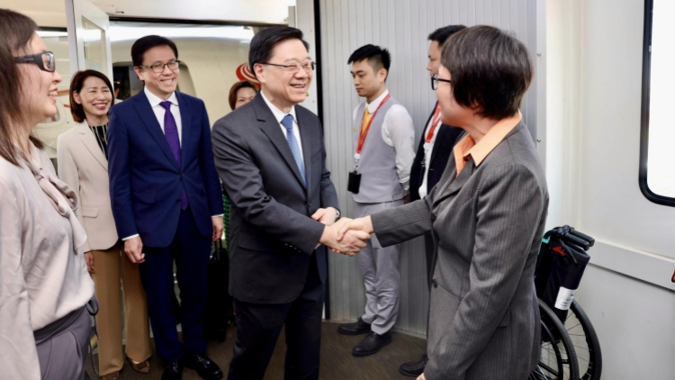 李家超抵達海南海口準備出席博鰲論壇 將致辭分享香港發展機遇