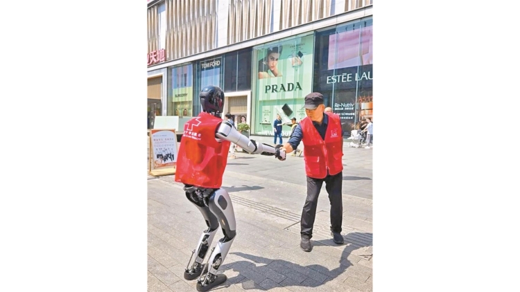 深圳獻血站來了個賽博紅馬甲