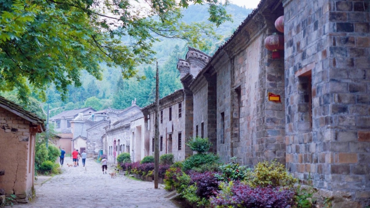 【行走信陽·解碼文旅新勢能】丨河南新縣：十年書寫「古韻活化」的鄉村振興啟示錄