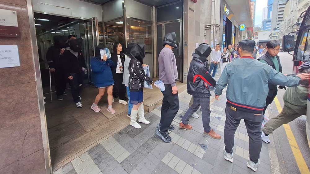 警方觀塘搗破釣魚機賭檔 拘捕10名男女