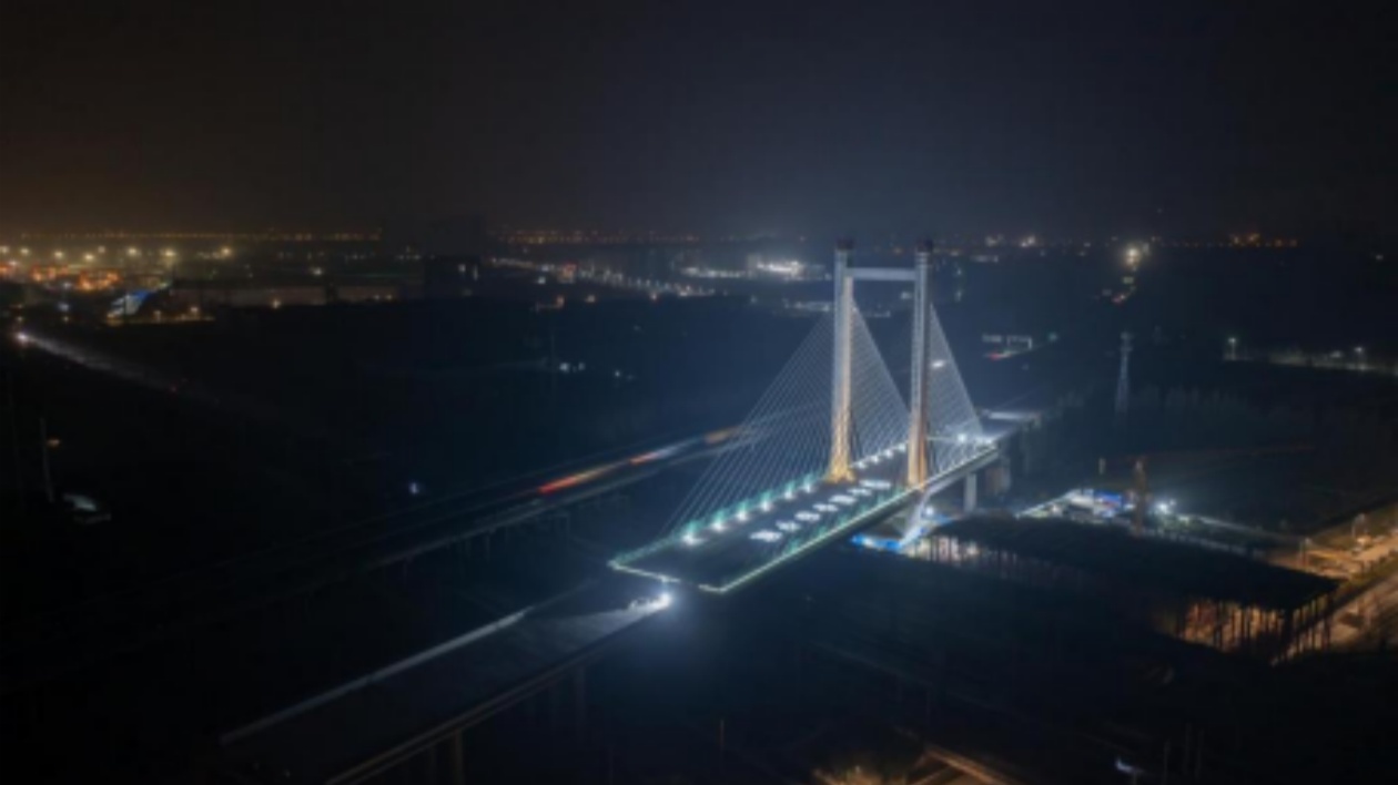 京港澳高速湖北北段改擴建工程轉體斜拉橋成功轉體