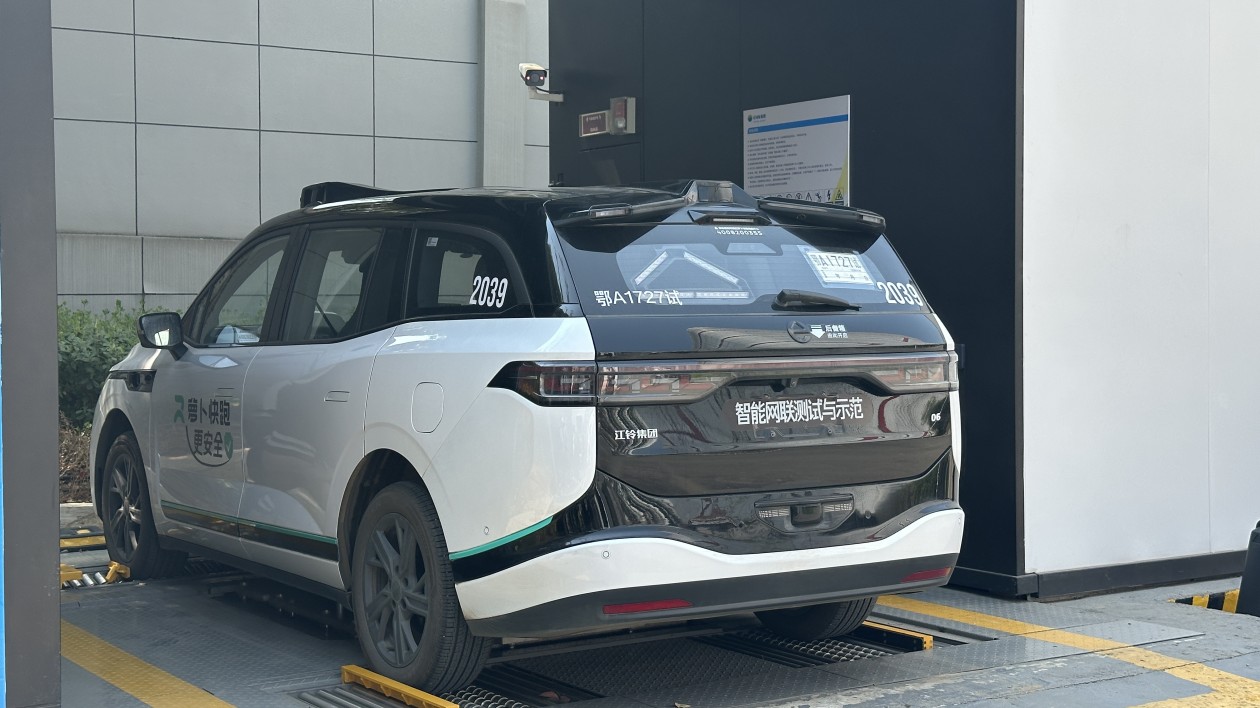 蘿蔔快跑第六代無人車實現4分鐘全自動換電