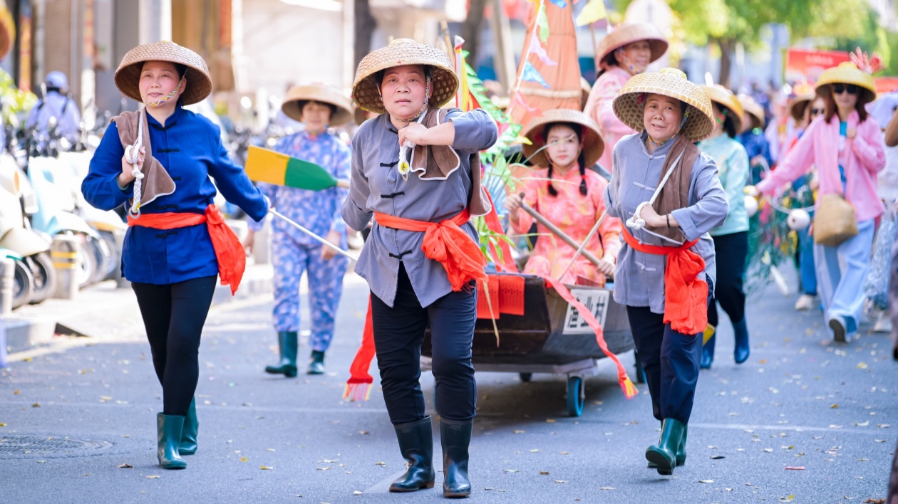 深圳包租婆當街「拉網打魚」成網紅