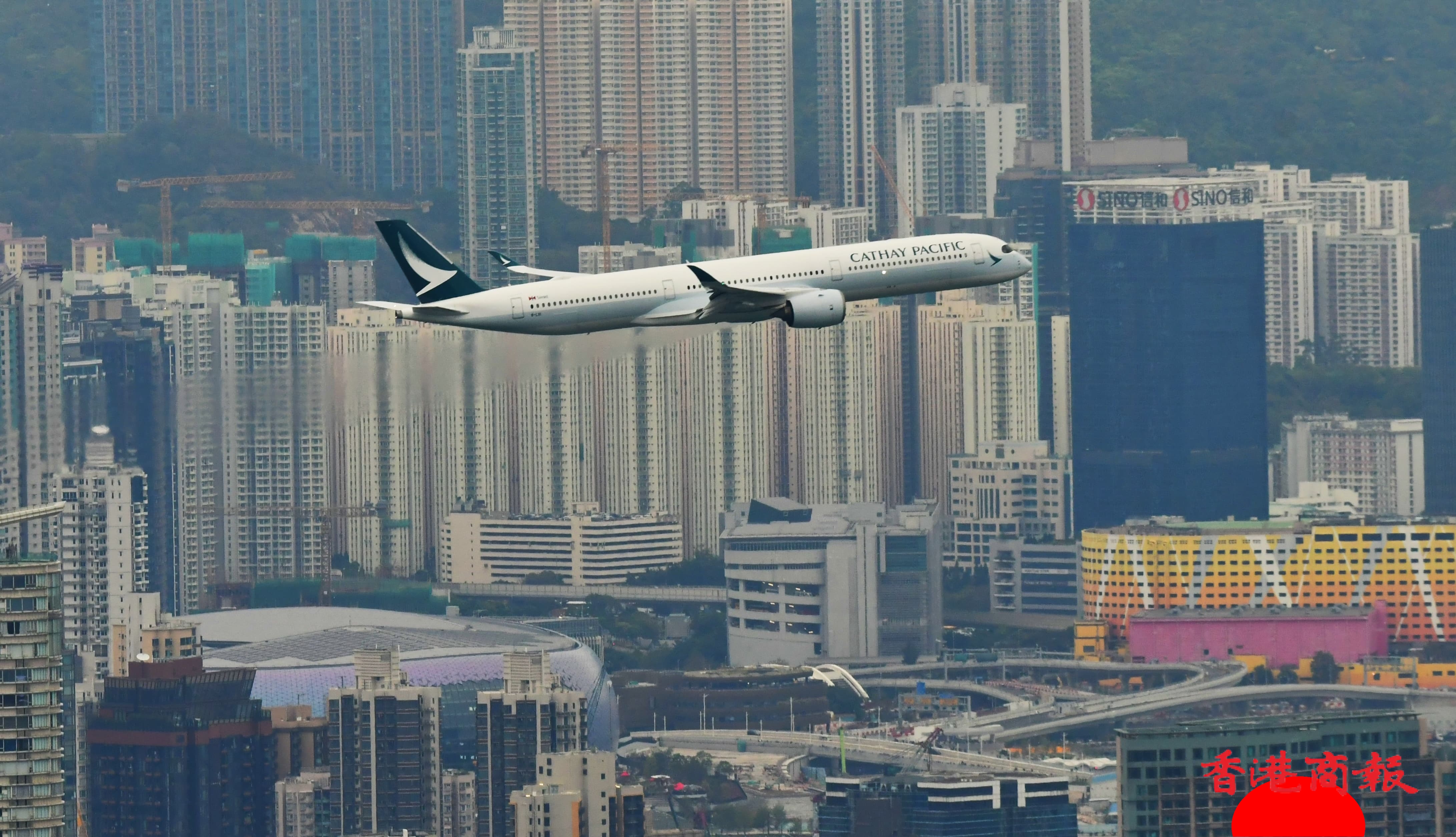 圖集 | 國泰航空CX8100航班在啟德體育園前掠過 重現昔日飛機穿越鬧市經典場面