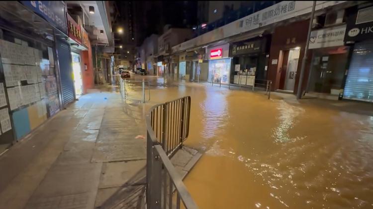 北角七姊妹道今晨爆水管 城巴82及85號線改道