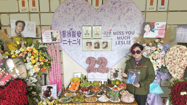 張國榮離世22周年 各地「哥」迷專程來港表心意 陳淑芬以「22」心型花飾送上祝福