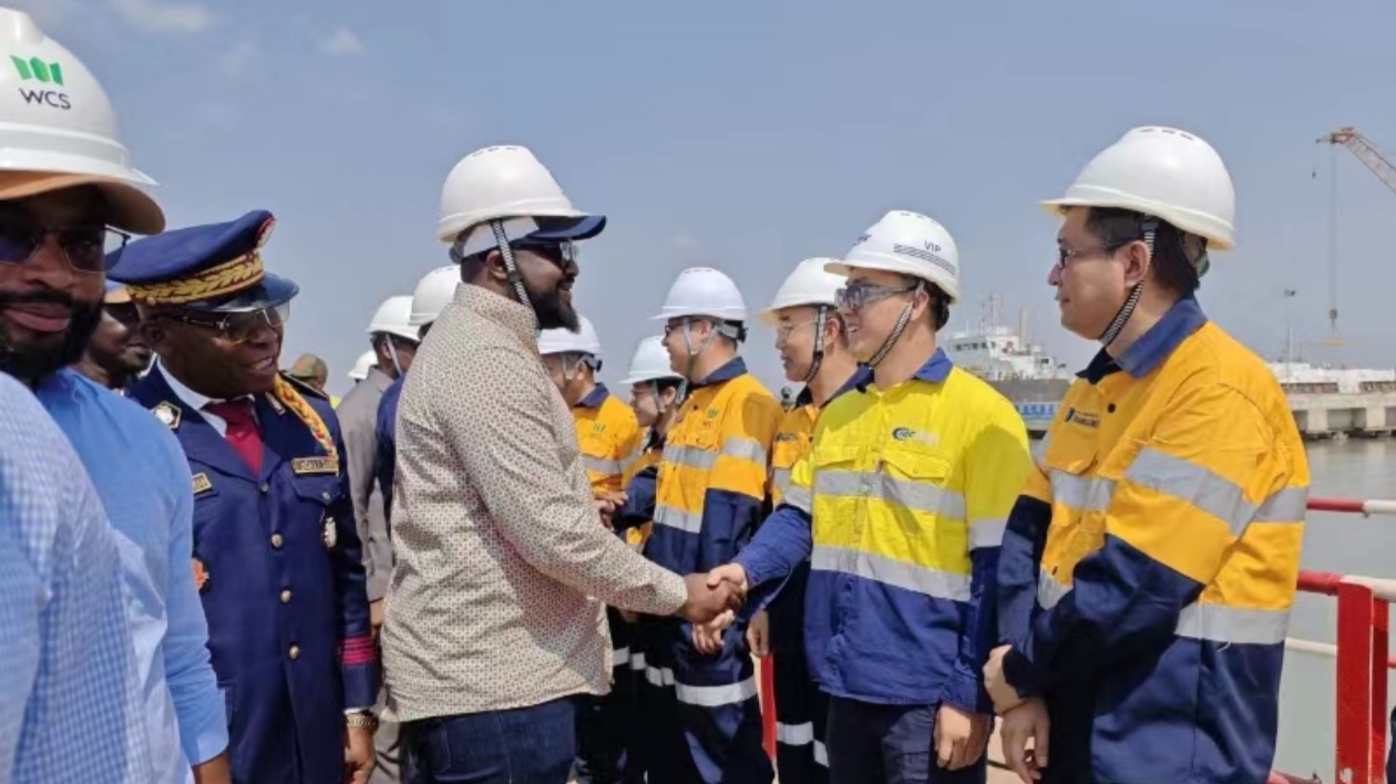 幾內亞總統敦布亞考察中國港灣西芒杜項目