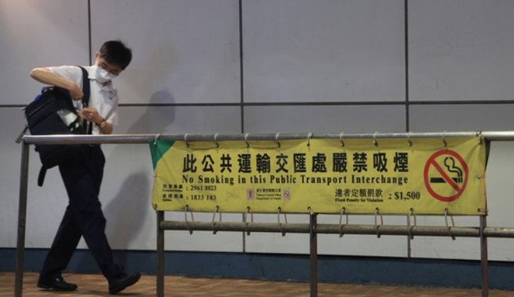 消息︰政府擬擴大禁煙範圍 最快明年次季禁公開吸電子煙