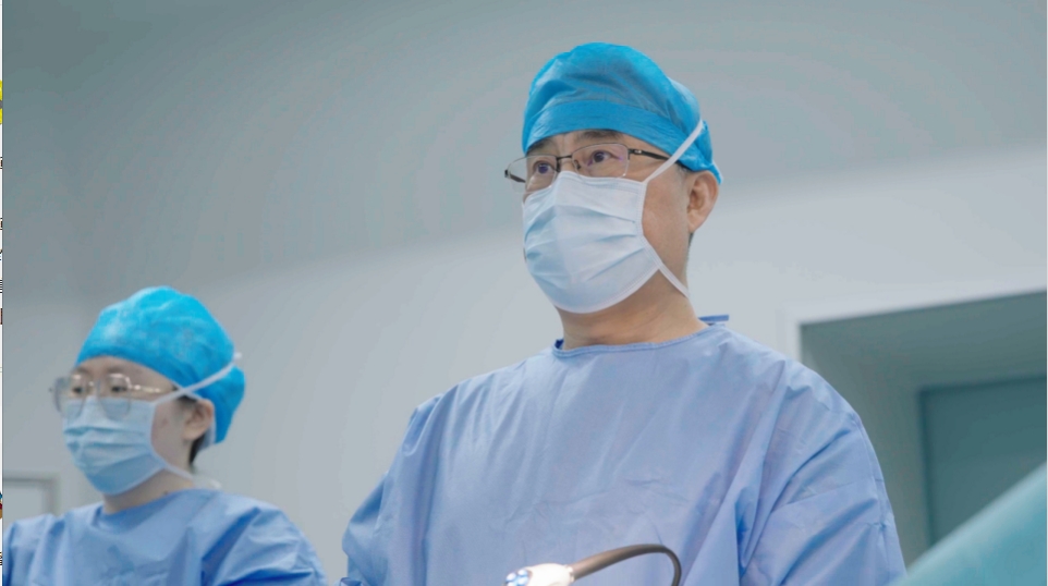 香港女士腰椎間盤突出夜不能寐 深圳醫生2個小切口消除疼痛