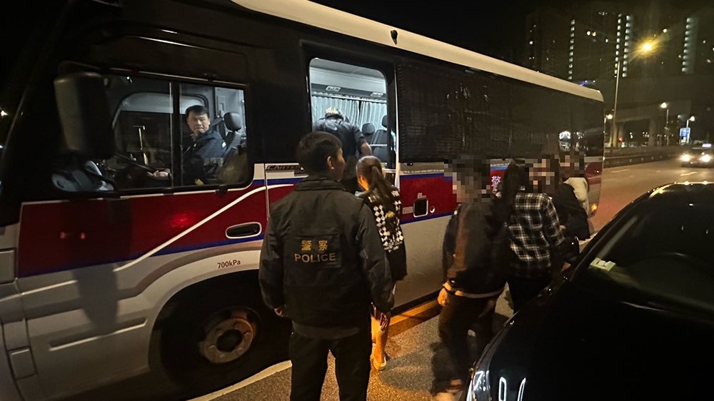 警方元朗打擊無牌酒吧 拘100人檢大量啤酒