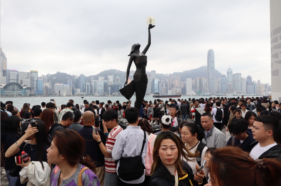 清明長假期首日截至晚上9時 逾109萬人次進出本港